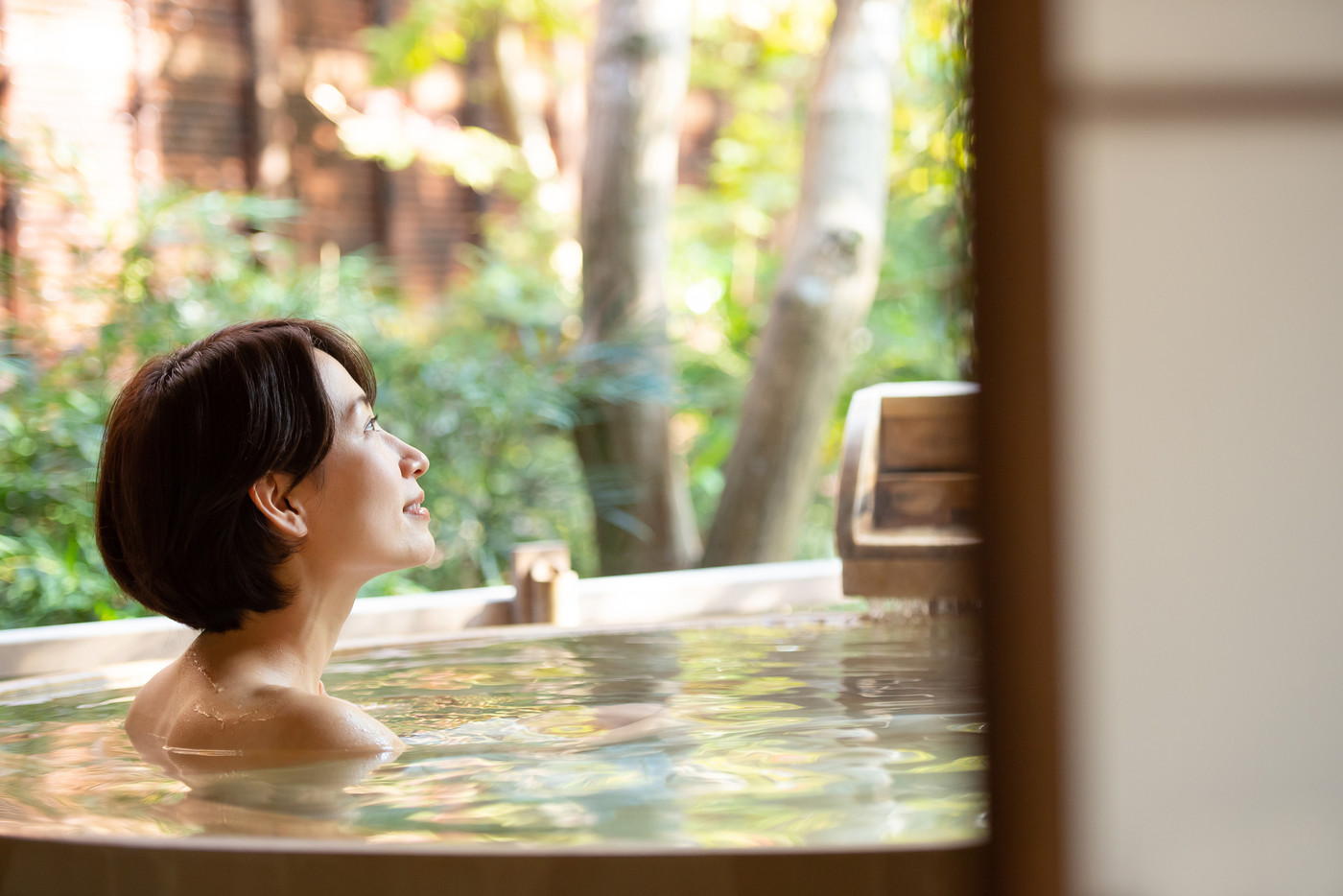 露天風呂 温泉旅行 女子旅 観光 入浴イメージ