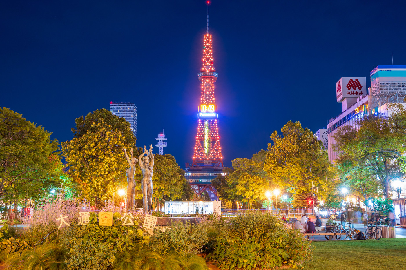 晴れの夜空にライトアップされた札幌テレビ塔の夜景|北海道札幌市札幌大通公園