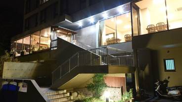 施設の正面 (日没後) / 2