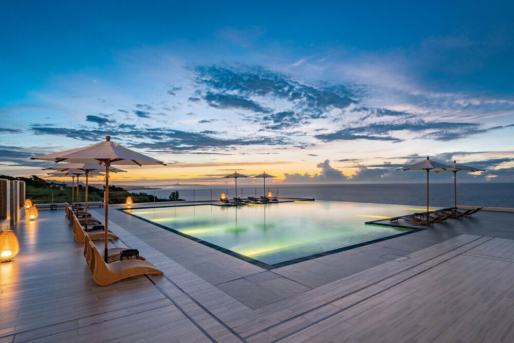 ライトアップされたプール