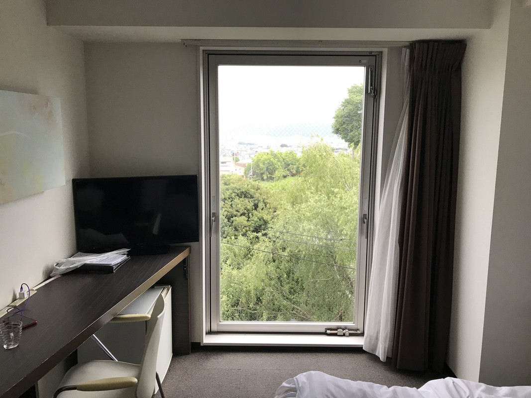 開けていると外部から何をしているのか覗かれる大きな窓