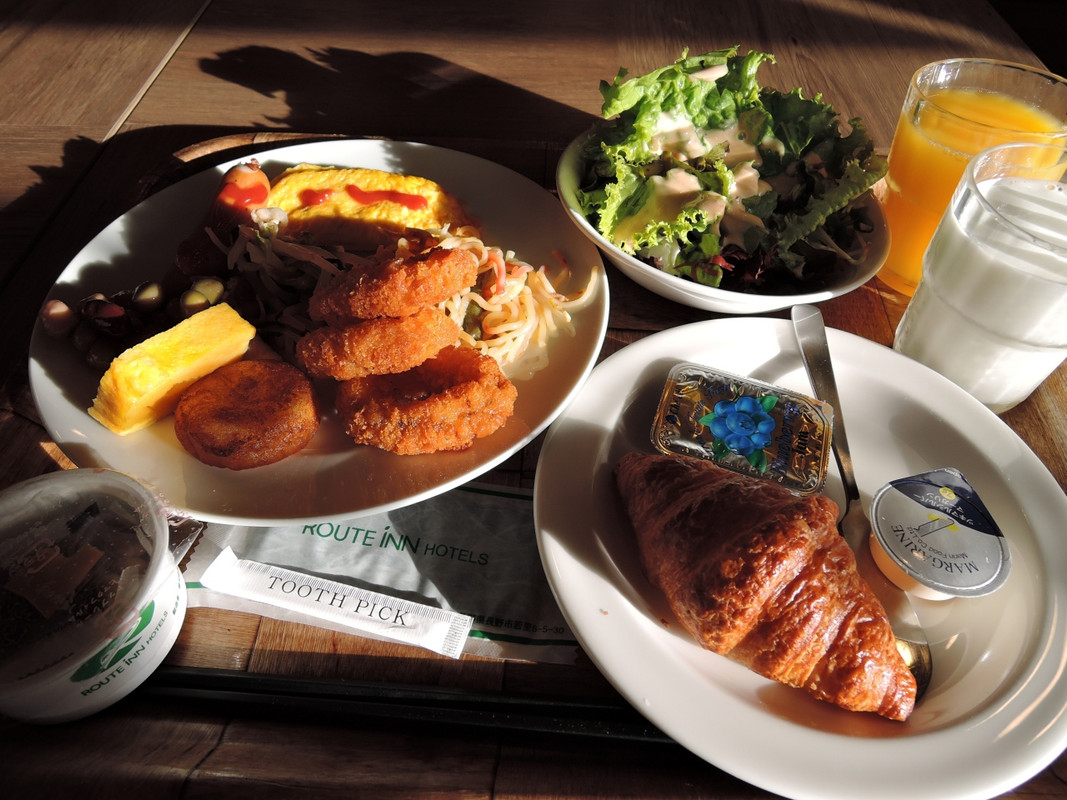 無料の朝食　料理をお皿に盛り付け