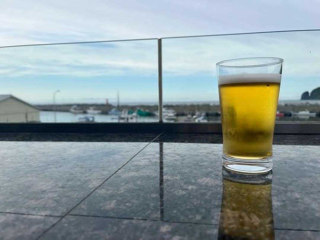 ラウンジにはソフトドリンクやコーヒー、ビールなどのアルコールと、気軽につまめるスナックなどがずらり。利用料金は宿泊代に含まれているので、お財布を気にせずに楽しめる / 1