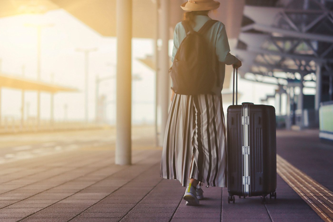 キャリーケースと女性