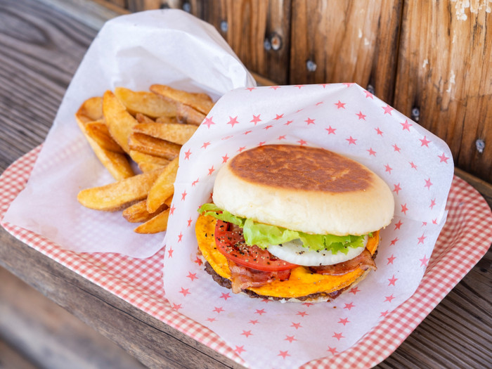 チーズ・ベーコン・エッグを挟んだスペシャルバーガー＆皮つきポテト