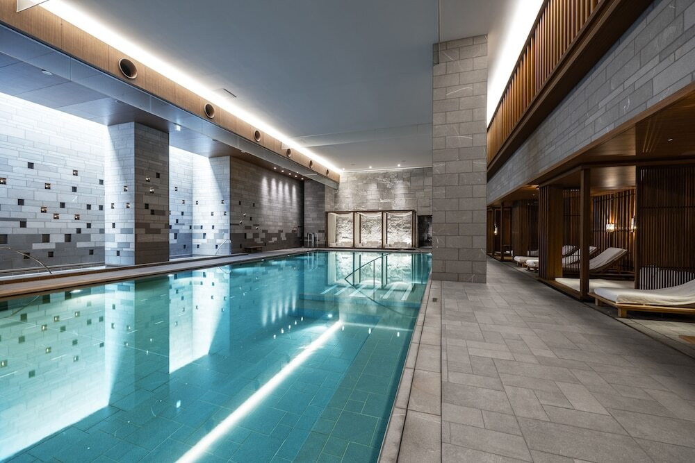 リゾートにいるようなプールで極上のリラクゼーション体験3423564