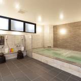 白を基調とした大浴場で
旅の疲れをリフレッシュ / 1