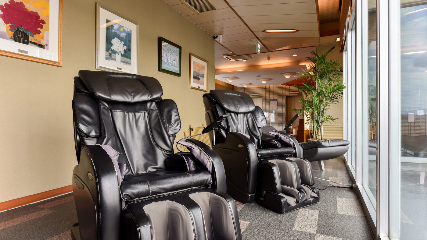 マッサージチェアにゆったり座ってまどろみタイムを満喫3753822