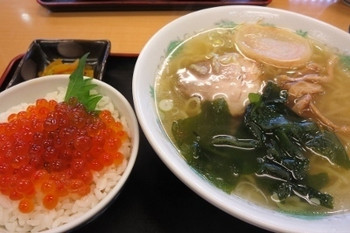 「いくら亭」料理 75810 塩ラーメンといくら丼のセット