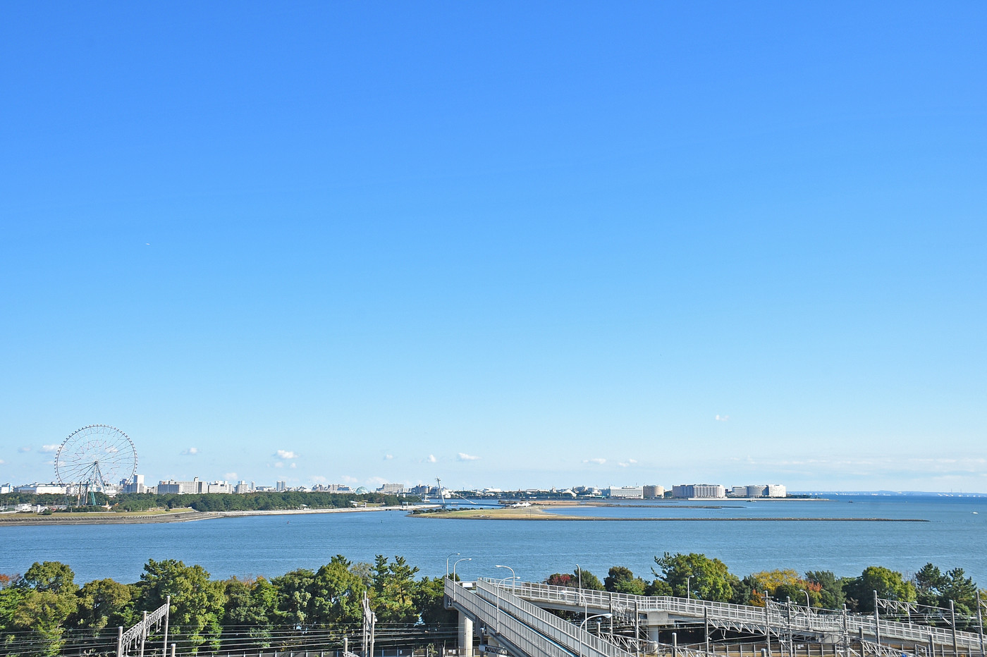 東京都江東区新木場より千葉県浦安市方面を望む