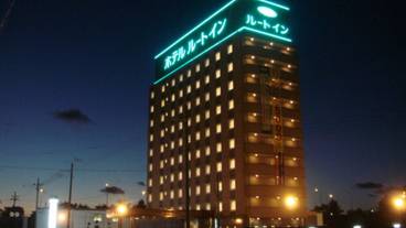 施設の正面 (日没後) / 1