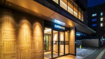 施設の正面 (日没後) / 1