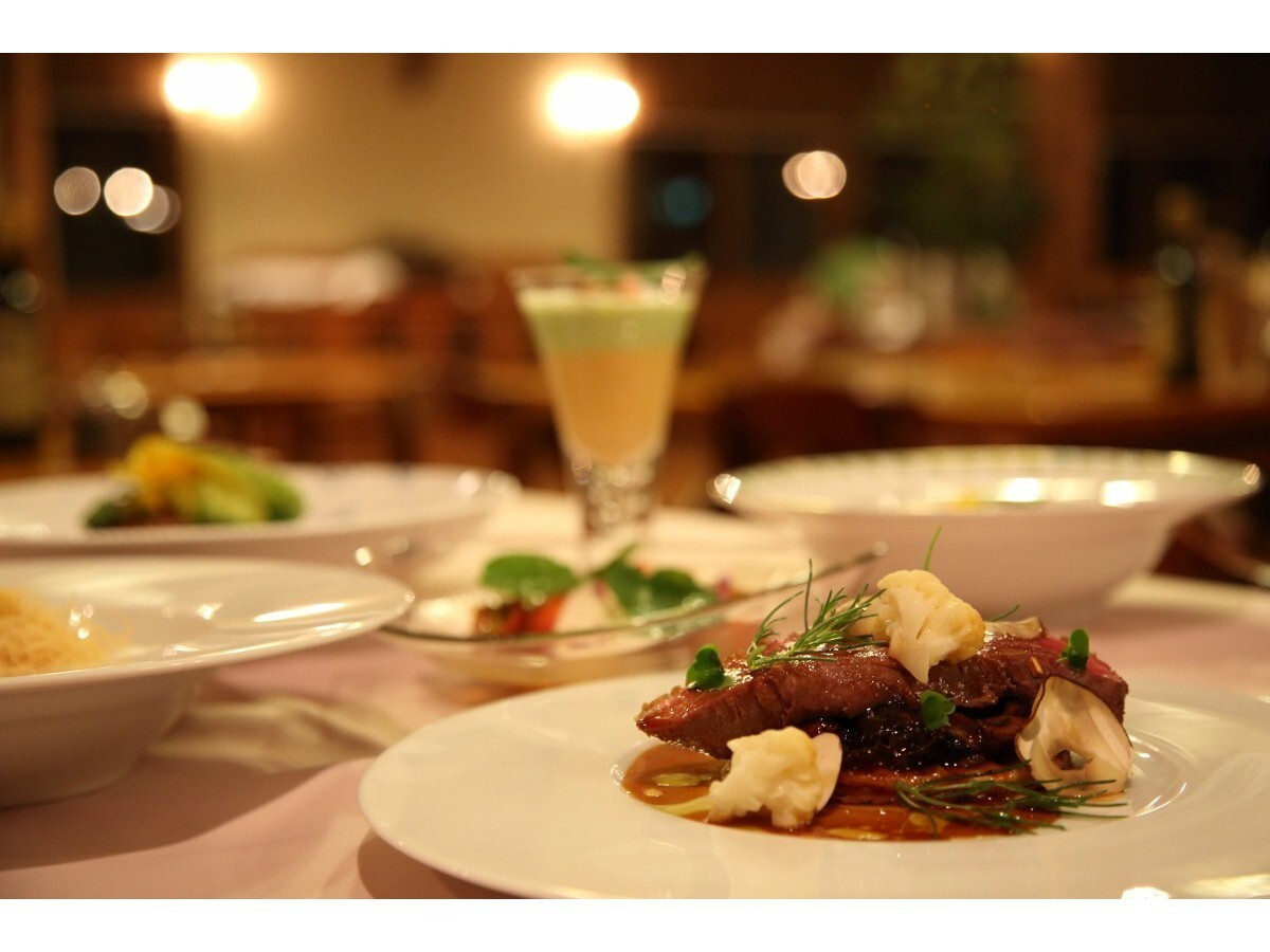 自然学校としての伝統を持つ、大きな露天風呂のある宿3489361