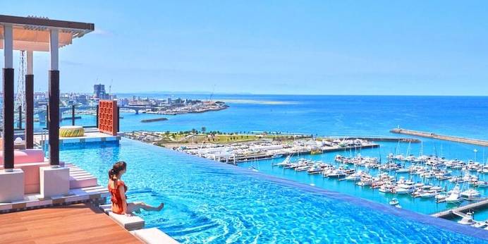 沖縄プリンスホテル オーシャンビューぎのわん(沖縄県 リゾートホテル):14階のプールはクラブフロア宿泊者専用。空と海が混ざり合うここならではの景色に感動。
※おむつや水遊び用おむつを着用しての利用は不可 / 1