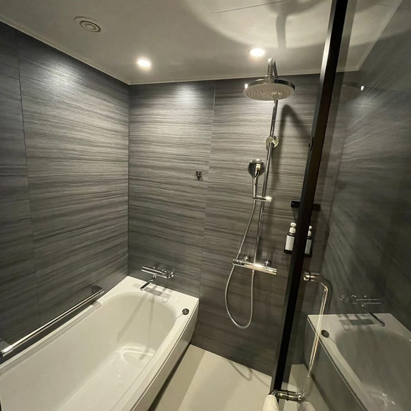 客室のバスルーム。大きなバスタブに湯をためてその日の疲れを癒せる / 5