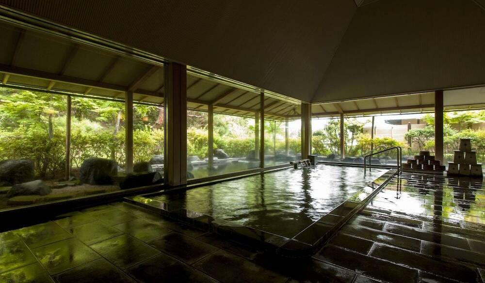 開放的な大浴場で
温泉を堪能 / 1