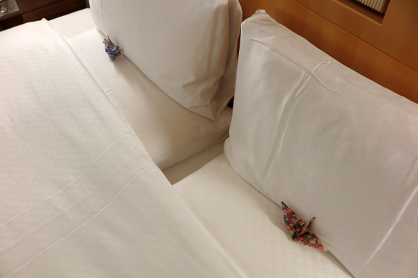 もちろん枕元には折り鶴