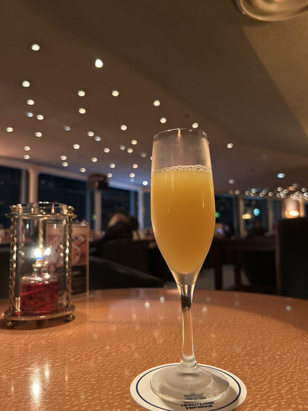 外国人で賑わっていたバーで無料で頂いたミモザ