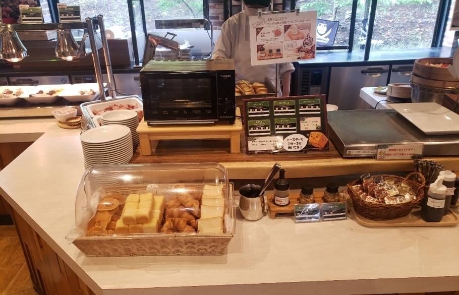 木漏れ日を浴びつつ
朝食ビュッフェを堪能 / 3