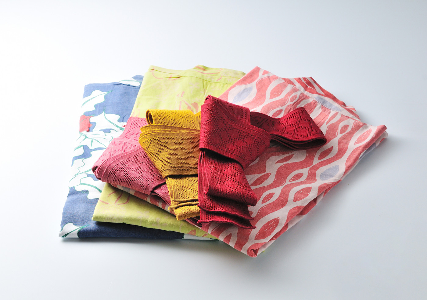 カラフルで綺麗な色浴衣・帯（女性用衣類）　白バック・切り抜きなど