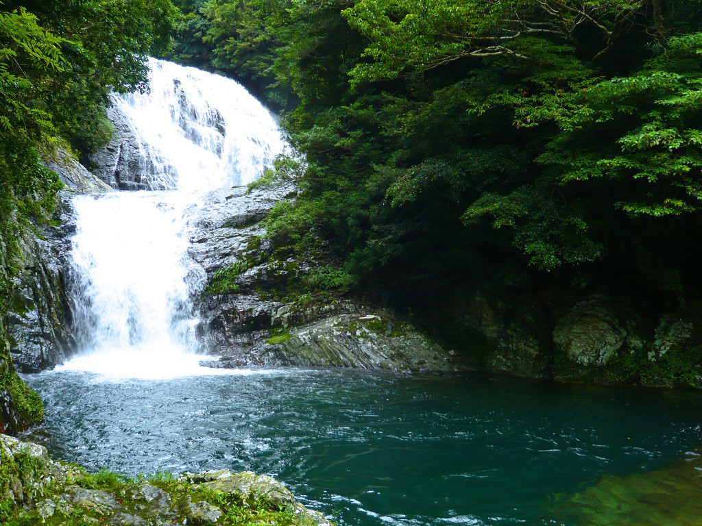 こちらで観光♪涼しげな二段の滝「雫の滝」3643638