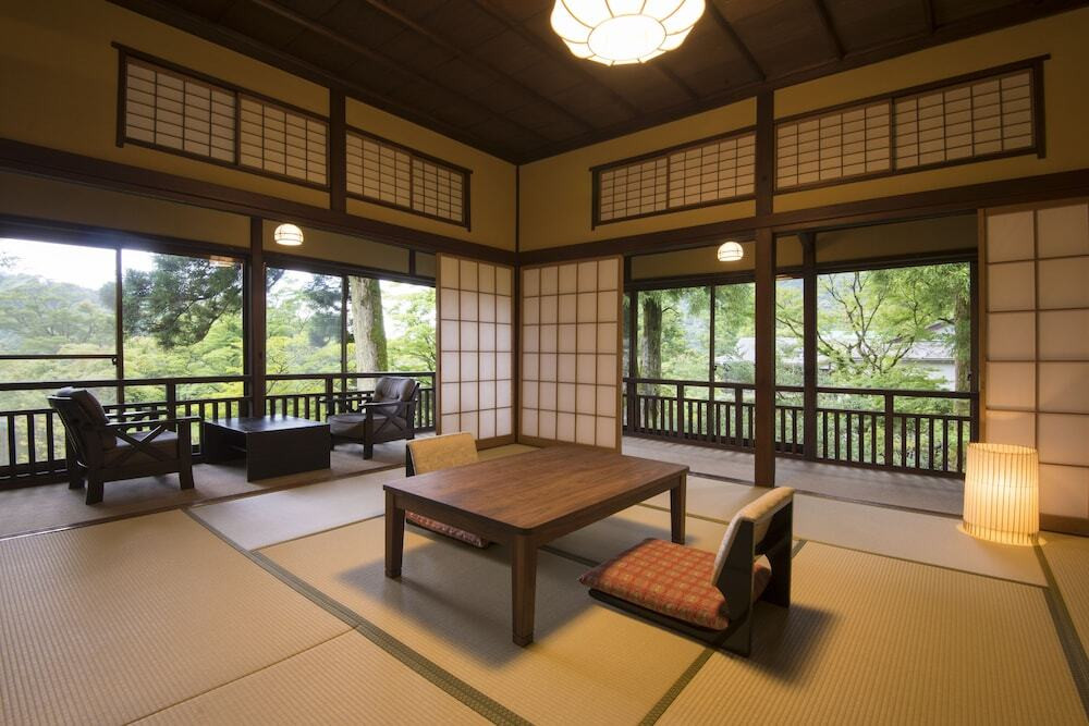 明治期の皇室別荘で、三大美肌泉質を含む湯に癒される3410786