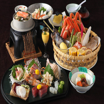 夜はお部屋食。季節感のあるメニューを堪能4088923