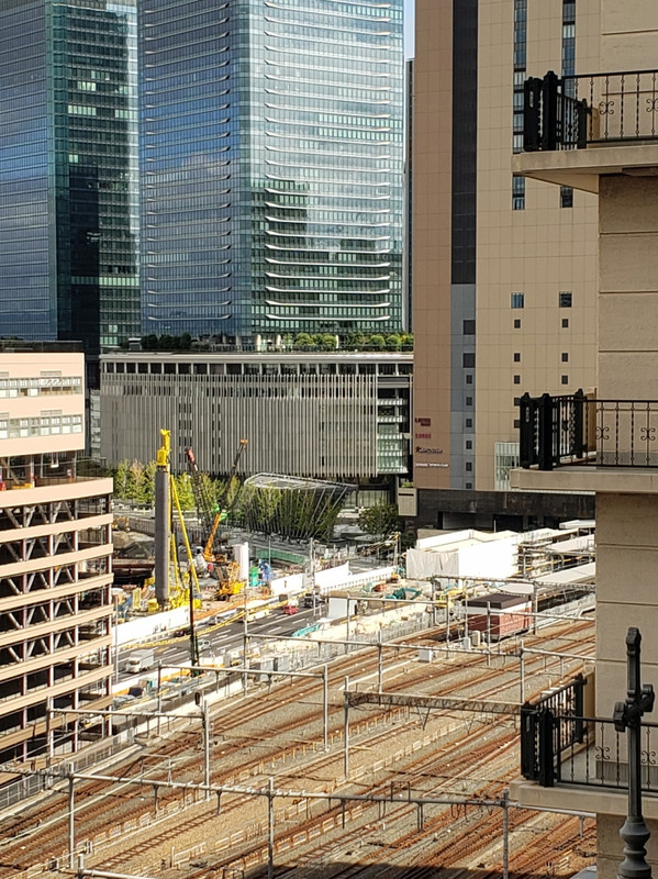 朝は目覚ましいらない。JRの音で起きる。