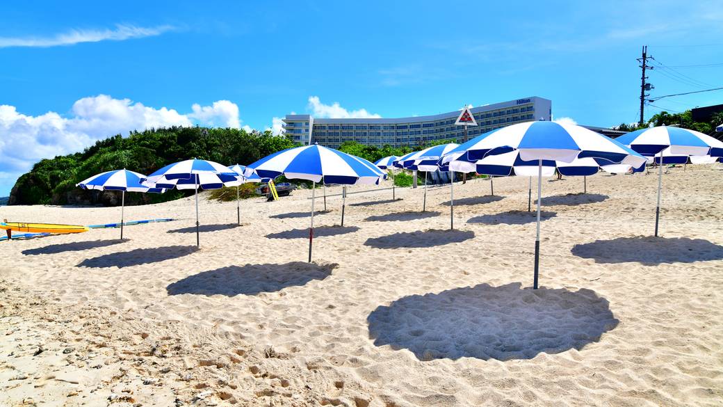 瀬底ビーチ パラソル / 2