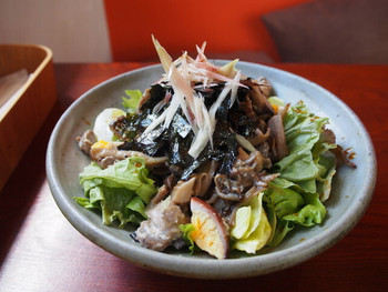 「カフェコマチ」料理 1029266 鶏とキノコのサラダ丼