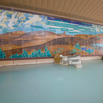 大浴場には貴重な壁画！温泉に浸かりながら親子でアート鑑賞3415194