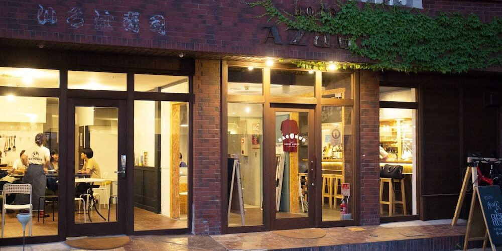施設の正面 (日没後)