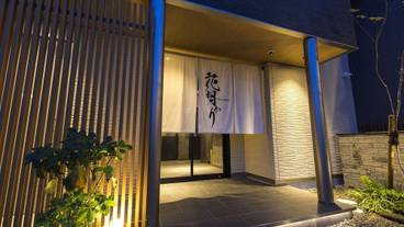 施設の正面 (日没後) / 1