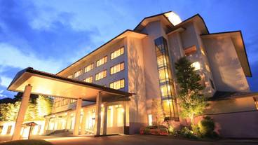 施設の正面 (日没後) / 3