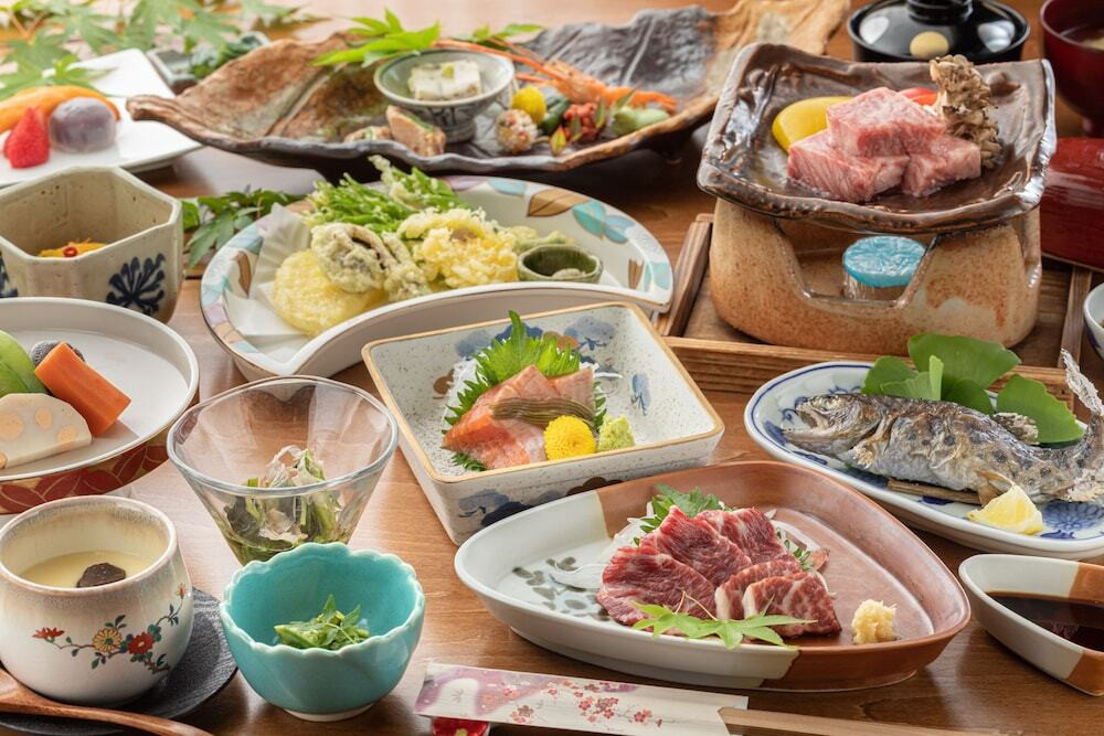 客室のカウンターや露天風呂から黒川温泉を一望4005116