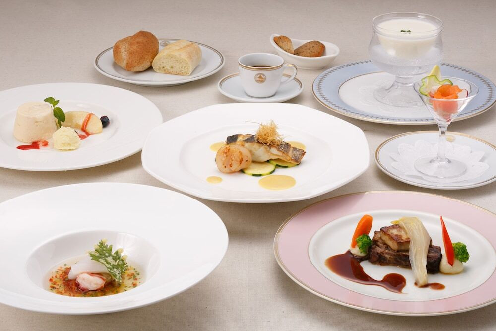 目の前に富士、振り返れば湖が望めるラウンジが魅力3346711