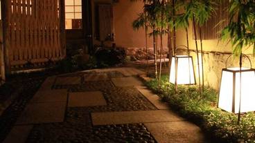 施設の正面 (日没後) / 1