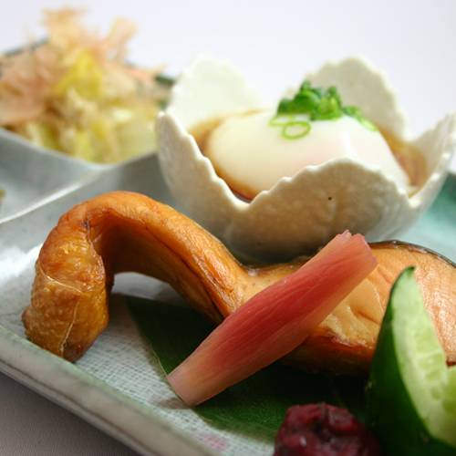 お櫃ご飯にほっこり
多彩な和の朝食 / 2