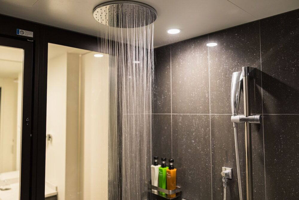 バスルームのシャワー