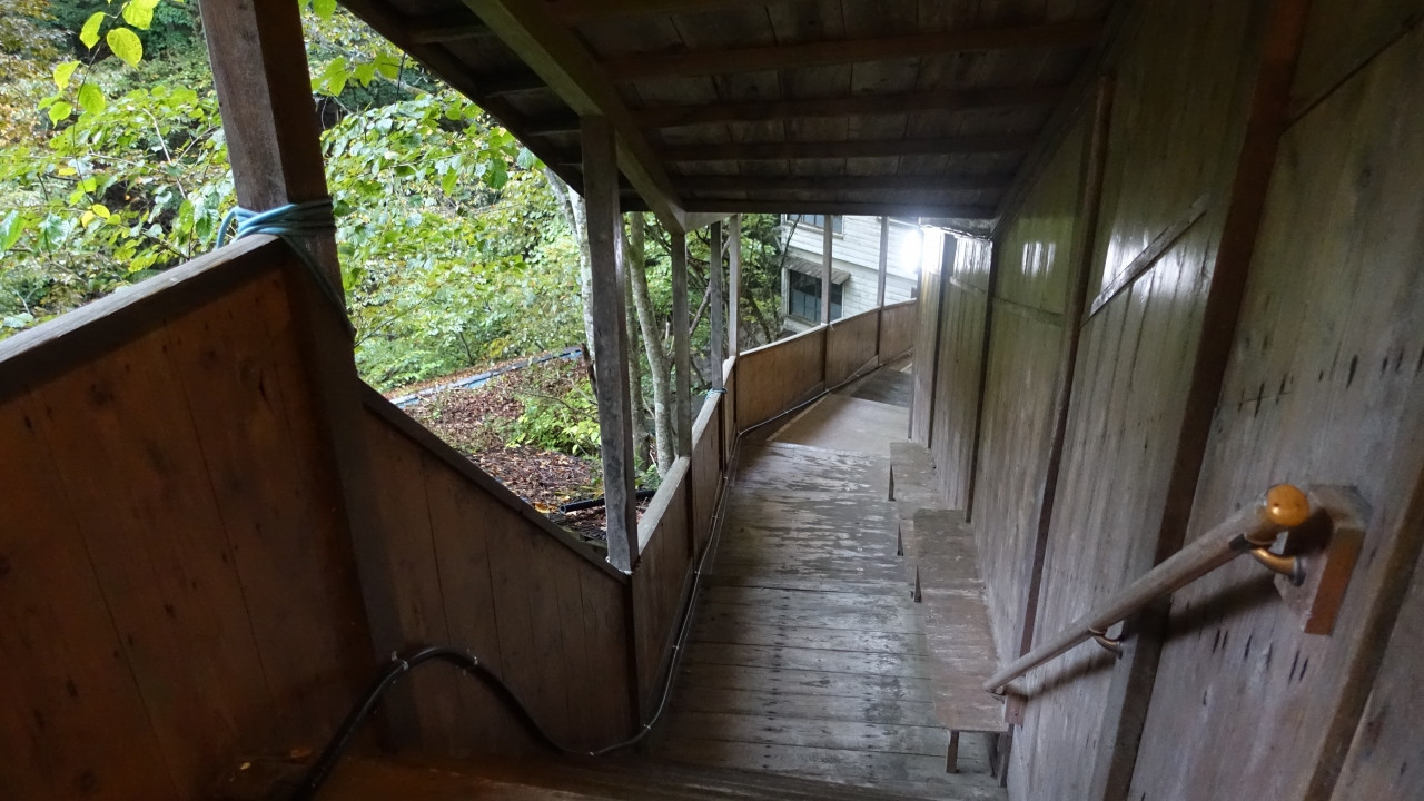 露天風呂に至る長い階段