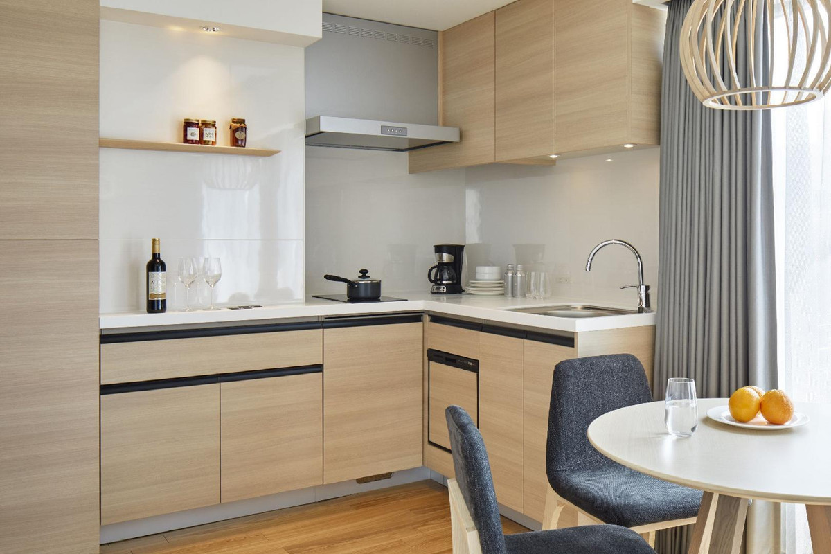 スイートルームのキッチン