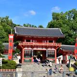 宿近くの名所
「八坂神社」へ / 1