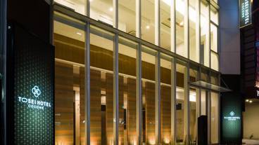 施設の正面 (日没後) / 2