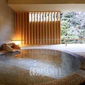 箱根湯本温泉 箱根パークス吉野（神奈川県 旅館）：石でできた趣きのある浴槽。誰にも気兼ねなく、開放感ある空間でのんびり湯あみを。

 / 2