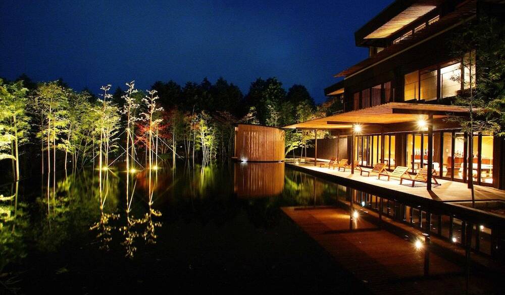 水盤を望むバーで
美しいカクテルを / 5