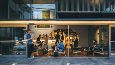 施設の正面 (日没後) / 2