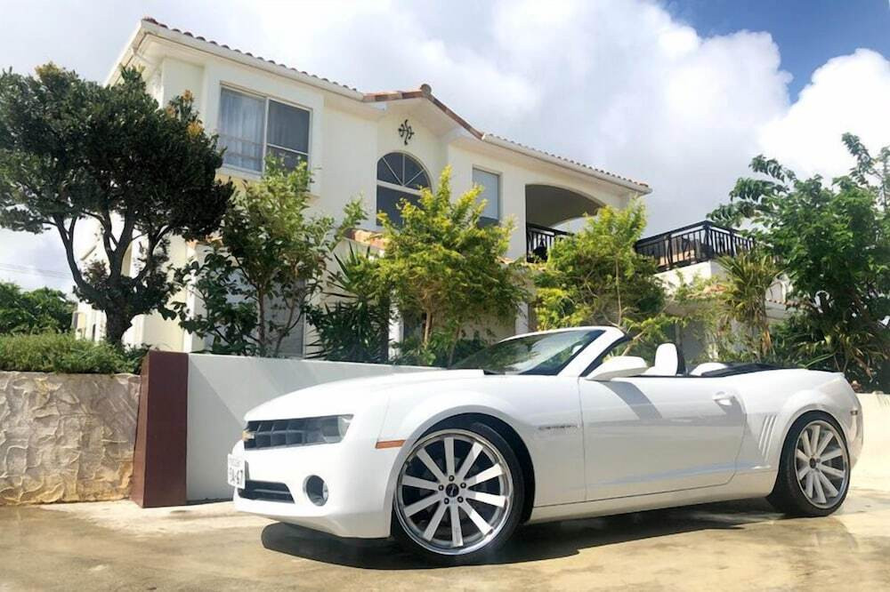 施設の正面 (日没後)