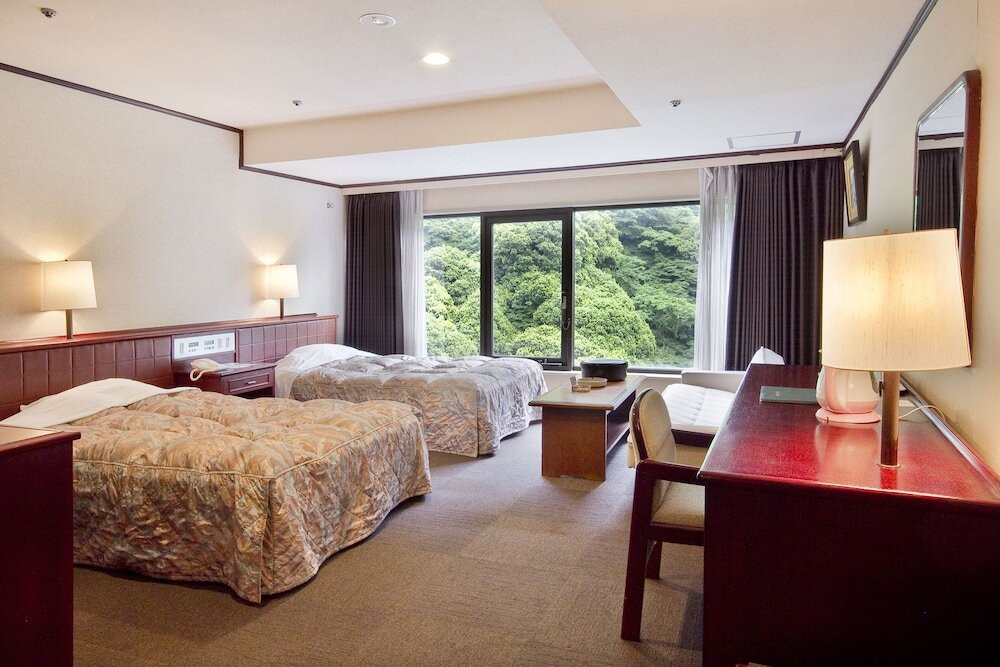 11.四季を間近に感じる「奥道後　壱湯の守（旧ホテル奥道後）」4263644