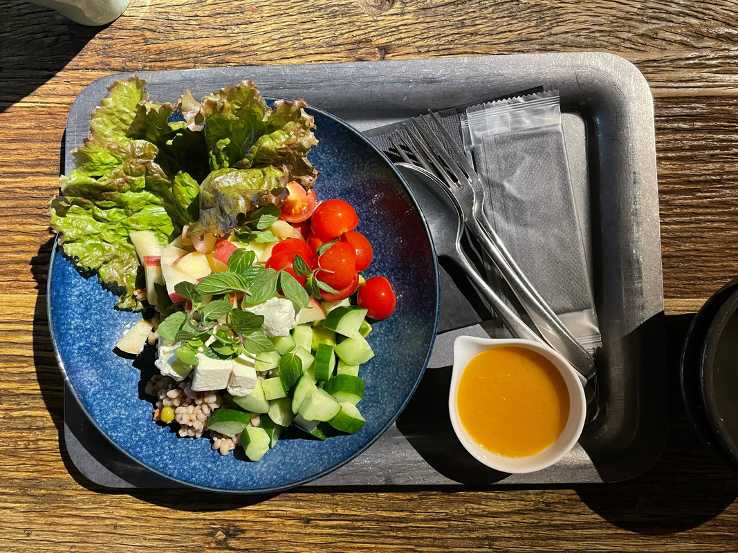 フードメニューはどれを頼んでも大正解。特におすすめなのは、ここでしか食べられない幻のピザ「スリランカン」と、コスパ最強な「モクシーサラダ」です！