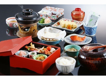 源泉100%の温泉も楽しめるおもてなしの宿で京都らしい朝食を3493026